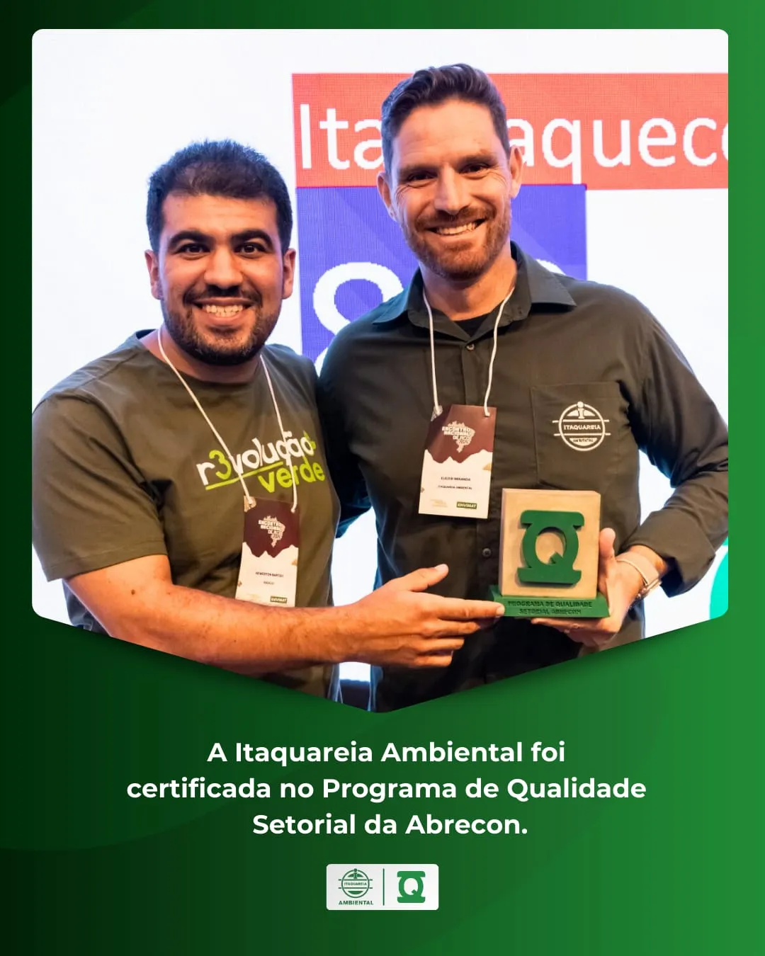 Duas pessoas seguram a placa da certificação. Na arte, a frase: A Itaquareia Ambiental foi certificada no Programa de Qualidade Setorial da Abrecon.